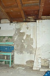 <p>Op de begane grond heeft in de rechter bouwmuur oorspronkelijk een forse schouw gestaan, aan de raveling te zien een stuk groter dan de huidige twintigste-eeuwse schouw. </p>
